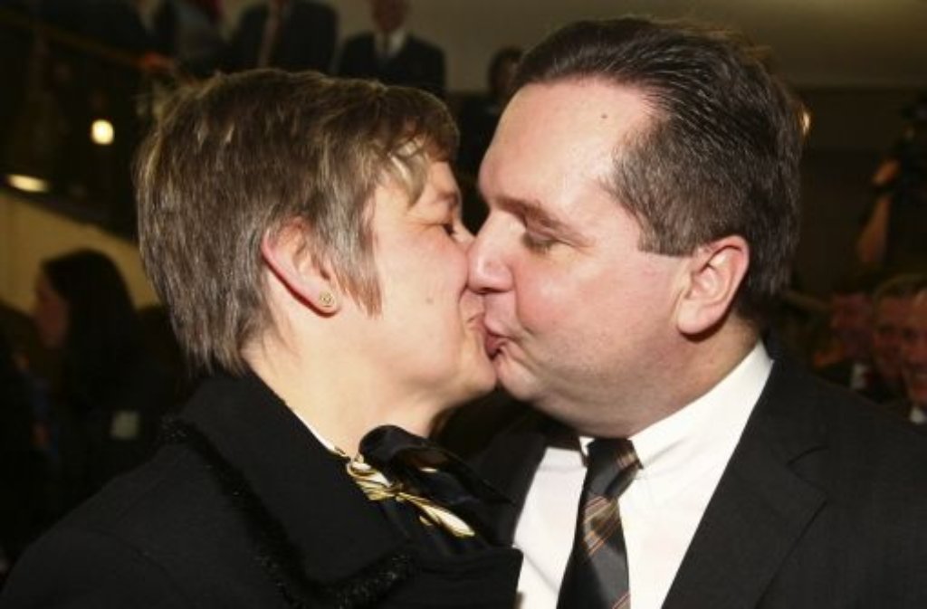 Küsschen für den Sieger: Susanne Mappus gratuliert ihrem Mann.