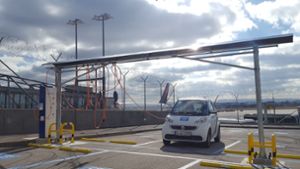 Die neuen Car2go-Stellplätze am Stuttgarter Flughafen sind mit einem Ladearm ausgestattet, der bis zu vier Car2go-Fahrzeuge gleichzeitig aufladen kann. Foto: Car2go
