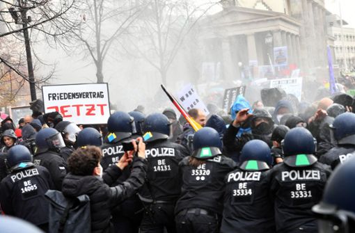 Die Polizei setzt bei einer Demonstration gegen die Corona-Einschränkungen der Bundesregierung vor dem Brandenburger Tor Wasserwerfer ein. Foto: dpa/Paul Zinken