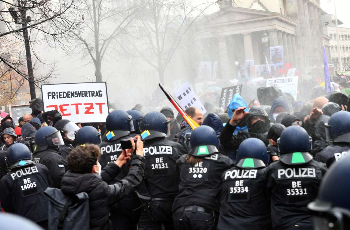 Die Polizei setzt bei einer Demonstration gegen die Corona-Einschränkungen der Bundesregierung vor dem Brandenburger Tor Wasserwerfer ein.