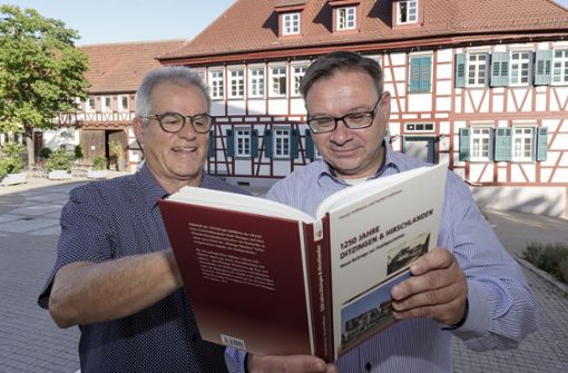 Herbert Hoffmann (links) und Florian Hoffmann haben den neuen Band zur Ditzinger Stadtgeschichte zusammen mit dem Verlag Regionalkultur erarbeitet. Foto: factum