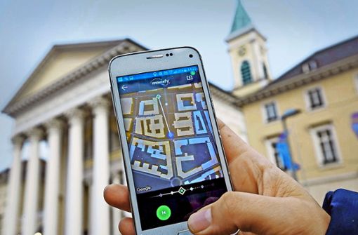 Mit der App Moviefy wird das Smartphone zum Geschichtenerzähler beim Gang durch die Stadt. Der Hörer erlebt dabei die Handlung so, als wäre er selbst die Hauptfigur. Foto: Jörg Donecker