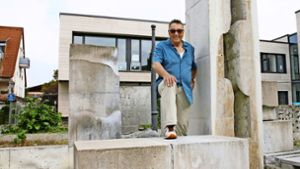 Der Pleidelsheimer Künstler Jörg Failmezger freut sich, dass sein Brunnen saniert wird. Foto: Frank Wittmer