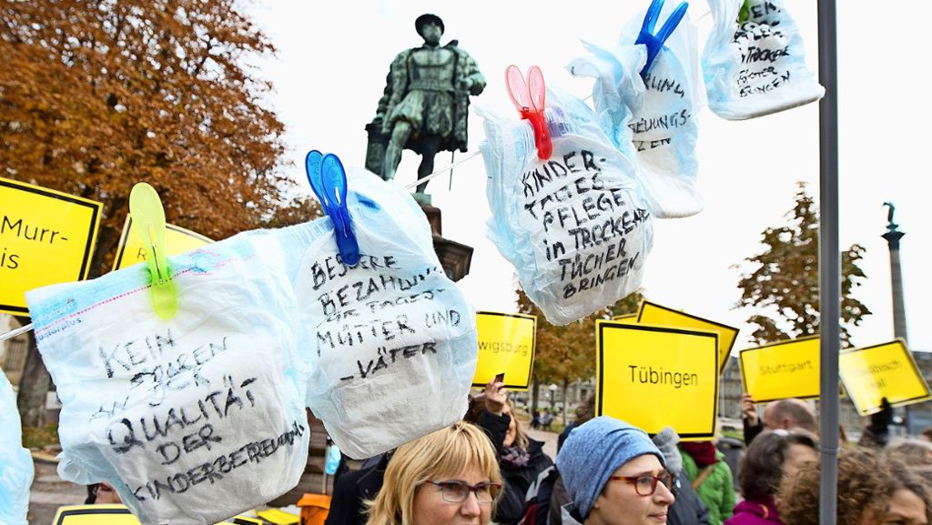 Stuttgarter Landtag: Tagesmütter schicken 1000 Windeln ins Parlament