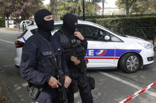 Polizisten im verarmten Pariser Vorort Trappes: Ein als islamistischer Gefährder bekannter Angreifer ersticht hier Mutter und Schwester. Ein Passant kommt  schwer verletzt davon. Foto: AP