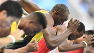 Jamaicas Usain Bolt (Mitte) startet nach unserer Zeit mitten in der Nacht zum 100-Meter-Finale. Foto: AFP