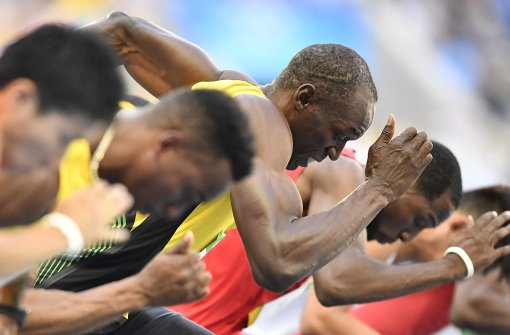 Jamaicas Usain Bolt (Mitte) startet nach unserer Zeit mitten in der Nacht zum 100-Meter-Finale. Foto: AFP