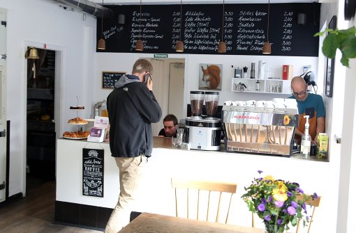 Seit 2015 gibt es im Stuttgarter Westen das Café Mókuska. Inhaber Stefan Dachale röstet seinen Kaffee selbst, um ein perfektes Geschmackserlebnis zu kreieren. Foto: Hannes Opel