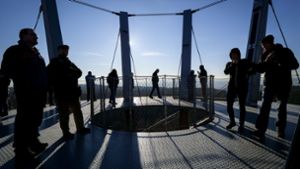 Platz auf der Plattform: Am Samstag haben die Besucher die Aussicht vom Schönbuchturm aus bei blauem Himmel genießen können. Foto: factum/Simon Granville