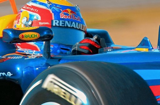 Die Reifen stehen bei den ersten Tests im Fokus der Rennställe. Hier fährt Marc Webber den neuen Red Bull. Foto: AP