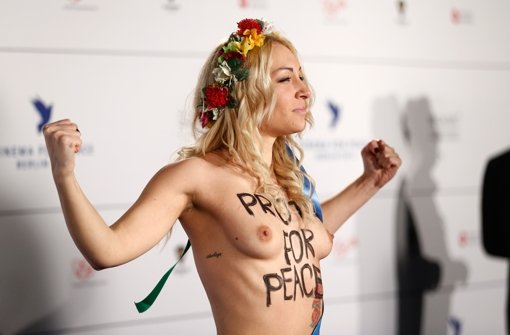 Wo ein Großereignis ist, darf mittlerweile offenbar ein blanker Busen nicht fehlen: Die Femen-Aktivistin Inna Schewtschenko bei Cinema for Peace. Foto: Getty Images Europe