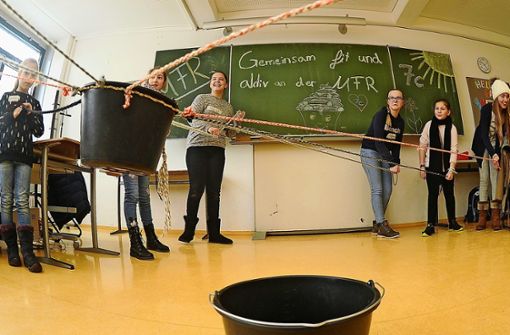 Beim Eimerspiel durften die Schüler sprichwörtlich an einem Strang ziehen. Foto: Werner Kuhnle