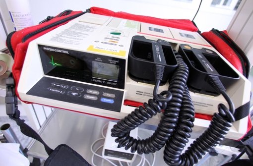 Der Bezirksbeirat unterstützt die Bereitschaft des Roten Kreuzes, diese will sich einen Defibrillator (Foto) kaufen. Foto: dpa