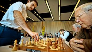 Ernesto Inarkiev hat beim Simultanschach in Winnenden 24 Bretter gleichzeitig im Blick. Foto: Gottfried Stoppel