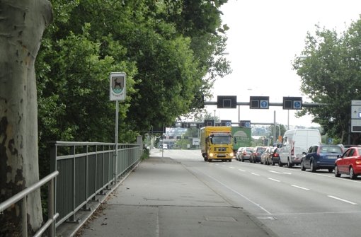 Die Zufahrtsrampe von der B 14 zur B 10 Richtung Esslingen muss für zwei Wochen gesperrt werden.  Zentrum des komplizierten Umleitungssystems ist ein Kilometer weiter die Gaisburger Brücke im Stuttgarter Osten. Foto: StN