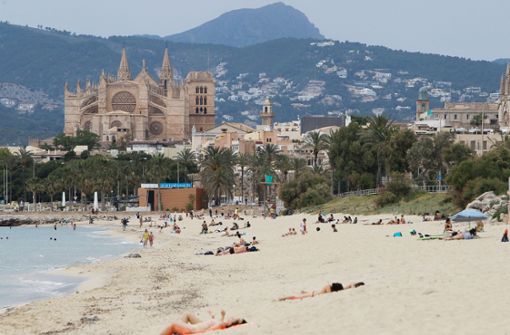 Mallorca will bei Corona-Verstößen hart durchgreifen. (Symbolbild) Foto: dpa/Isaac Buj