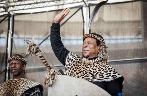 Zulu-König Goodwill Zwelithini (rechts)  fordert seine Untertanen auf, Marihuana anzubauen. Er ist das traditionelle Oberhaupt der größten Bevölkerungsgruppe Südafrikas. Foto: AFP/Rajesj Jantilal