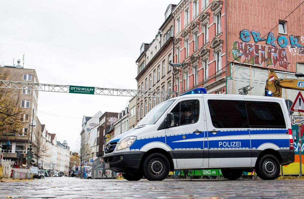 Die Polizei sperrt den Bereich um den Fundort der Fliegerbombe im Hamburger Schanzenviertel ab. Foto: dpa