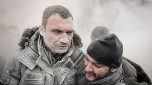 Der ukrainische Oppositionspolitiker Vitali Klitschko (links) wurde am Sonntag bei Protesten mit einem Feuerlöscher besprüht. Foto: dpa