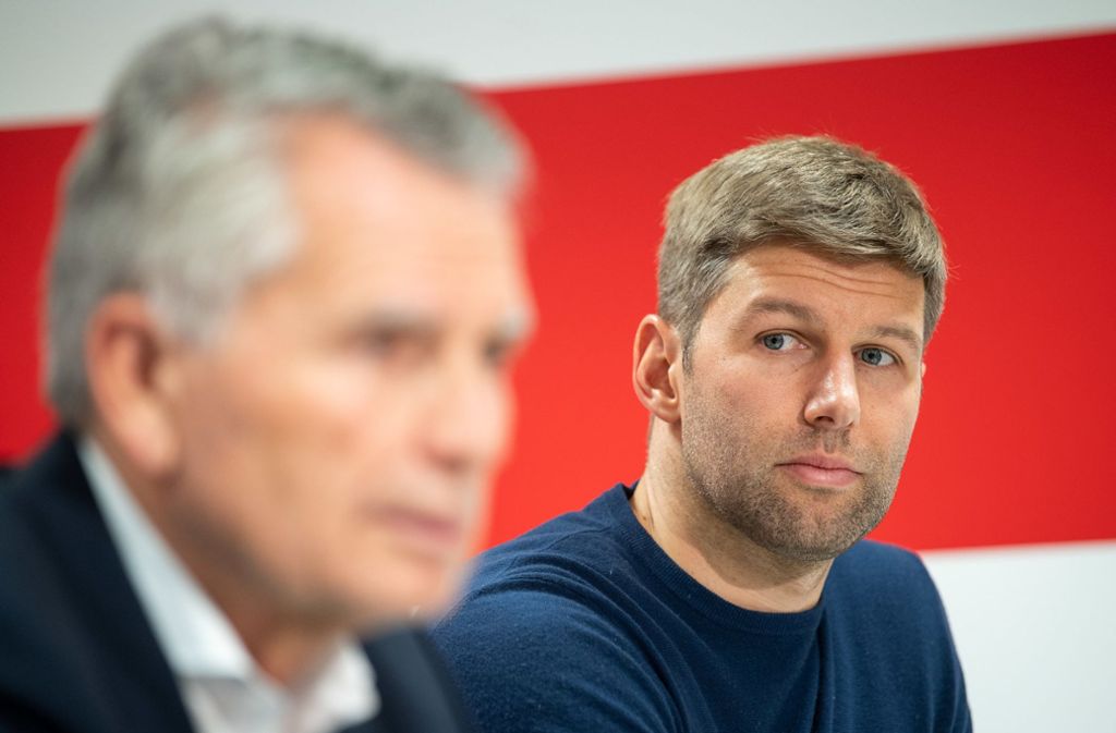 Thomas Hitzlsperger (rechts) hört sehr genau zu, was VfB-Präsident Wolfgang Dietrich zu sagen hat. Foto: dpa