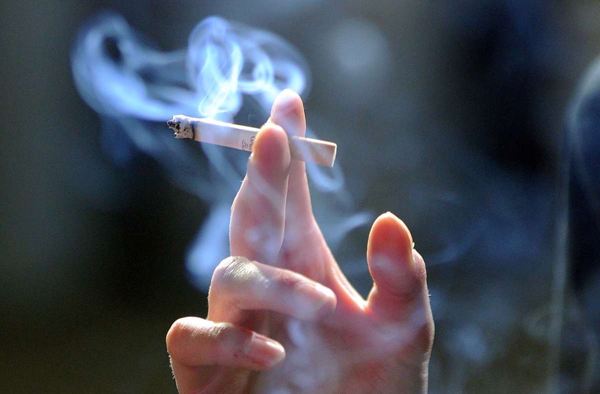 Eine Hand hält eine Zigarette: Nach jahrelangen Diskussionen wird die Werbung für gesundheitsschädliches Rauchen in Deutschland weiter eingeschränkt Foto: dpa/Jens Kalaene