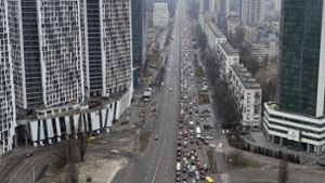 Autos stauen sich in Kiew, während die Menschen die Stadt verlassen Foto: dpa/Emilio Morenatti
