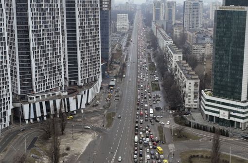 Autos stauen sich in Kiew, während die Menschen die Stadt verlassen Foto: dpa/Emilio Morenatti