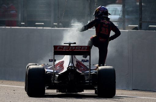 Max Verstappen flüchtet beim Großen Preis der Formel 1 von China aus seinem qualmenden Toro Rosso.  Foto: dpa
