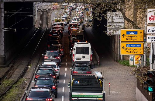 Die Feinstaub-Alarmsaison ist zu Ende, die Verkehrsbelastung in der Stadt und geplante Fahrverbote für 2018 bleiben Themen. Foto: Lichtgut/Max Kovalenko