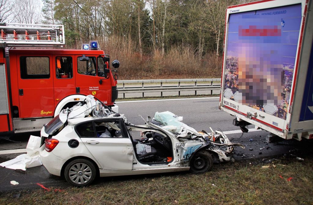 T 246 dlicher Unfall auf B27 Junger Autofahrer kracht in Lkw 23 J 228 hriger stirbt Baden W 252 rttemberg