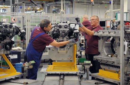 Die Mitarbeiter des Motorenwerks in Untertürkheim haben zunächst den Zuschlag für einen Teil des Antriebsstrangs der Vorderachse erhalten. Foto: dpa