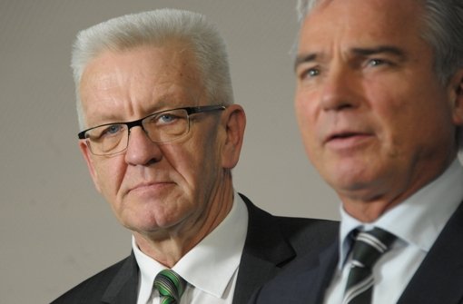 Grün-Schwarze Verhandlungen: Winfried Kretschmann (links) steht im Gespräch mit der CDU und dem Landesvorsitzenden der Christdemokraten, Thomas Strobl,  über eine mögliche Regierungsbildung. Foto: dpa