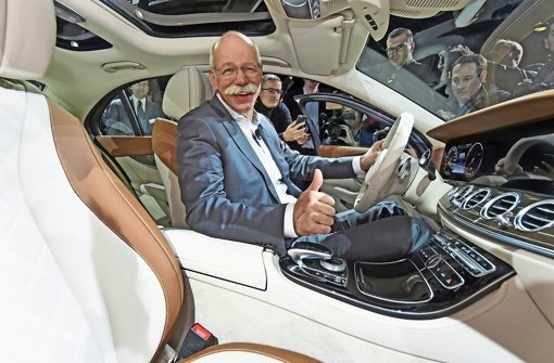 Daumen hoch: Daimler-Chef Dieter Zetsche geht nach dem Rekordjahr 2015 davon aus, den Gewinn auch 2016 noch leicht steigern zu können Foto: dpa