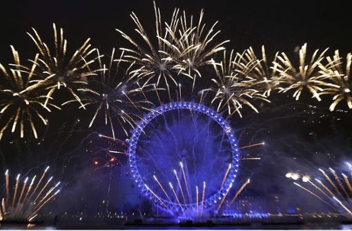 Das Bild des Anstoßes: in der Beleuchtung des Londoner Riesenrads während des Neujahrs-Feuerwerks haben Brexit-Befürworter die EU-Flagge ausgemacht. Foto: AP