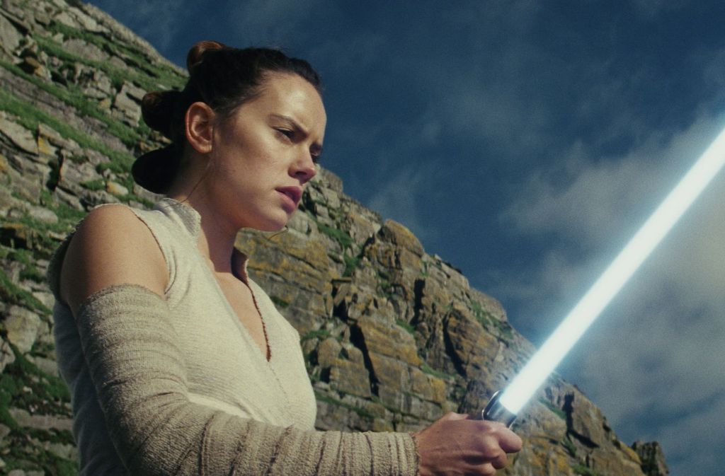 Eine der spannendsten Fragen: Wie geht es mit der jungen Rey (Daisy Ridley) weiter, die über Jedi-Kräfte verfügt?