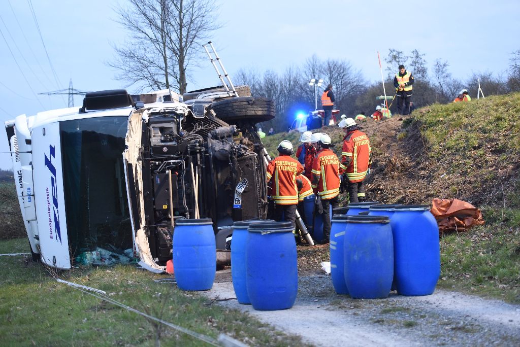 Bei einem schweren Unfall in der Nähe von Ettlingen sind am Dienstagabend zwei Menschen ums Leben gekommen.