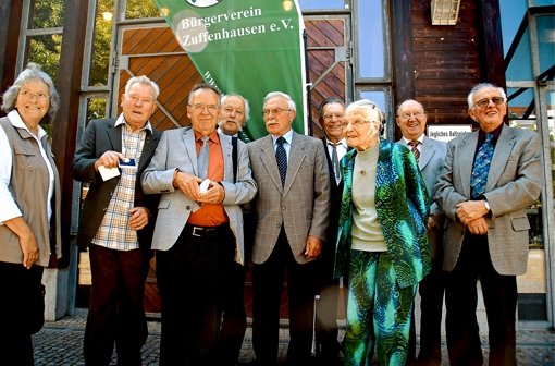 Alle zwei Jahre verleiht der Bürgerverein die Medaille „Zuffenhäuser Hirt“. 2011 bekam sie Bernhard Gomm (2.v.l.). Mit ihm freuen sich Ausgezeichnete der Vorjahre. Foto: Hemminger