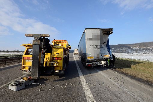 Zwei Lastwagen fahren auf der A 81 bei Herrenberg aufeinander. Ein 55-jähriger Fahrer wird tödlich verletzt. Zwischen Herrenberg und Gärtringen war die Autobahn Richtung Stuttgart voll gesperrt. Es kommt zu einem bis zu zehn Kilometer langen Stau. Foto: 7aktuell.de/Eyb
