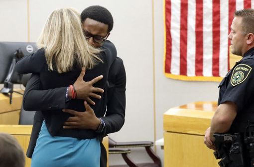 Diese Szene rührte alle im Gerichtssaal zu Tränen. Foto: AP/Tom Fox