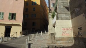 Auf Hauswänden in Bastia auf Korsika sind anti-französische Sprüche zu lesen. Foto: Rachel Boßmeyer/dpa