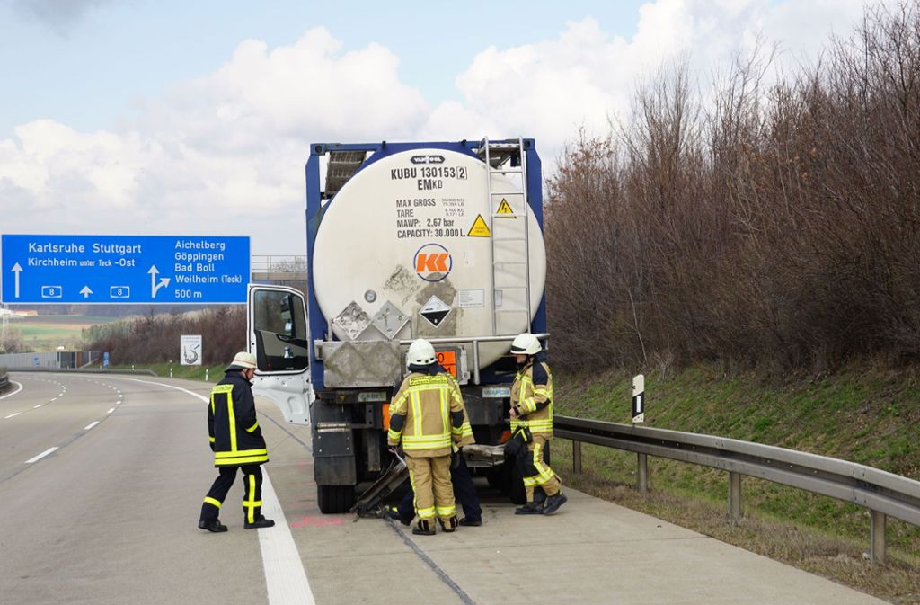 Der Sachschaden am Tanklastwagen wird auf etwa 10.000 Euro geschätzt.