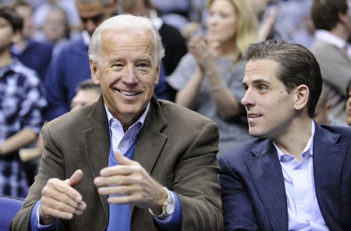 Joe Biden und sein Sohn Hunter. Zu dessen Arbeit in der Ukraine hatte ein Mann in Iowa Fragen. Foto: AP/Nick Wass