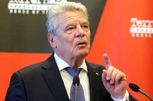 Bundespräsident Joachim Gauck spricht am Montag im Haus des Terrors in Budapest in Ungarn. Foto: dpa