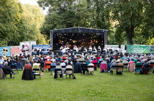 Endlich wieder gemeinsam vor Publikum singen: Der Liederkranz Ehningen und seine Gäste genießen den Konzertabend  bei „Kultur im Freien Foto: Stefanie Schlecht