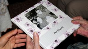 Ein Fotobuch für  Mutter Gianna: Auf dem Titelfoto ist Margot Bachmann mit Ehemann und ihrer erstgeborenen Tochter zu sehen Foto: Internationaler Suchdienst ITS/dpa