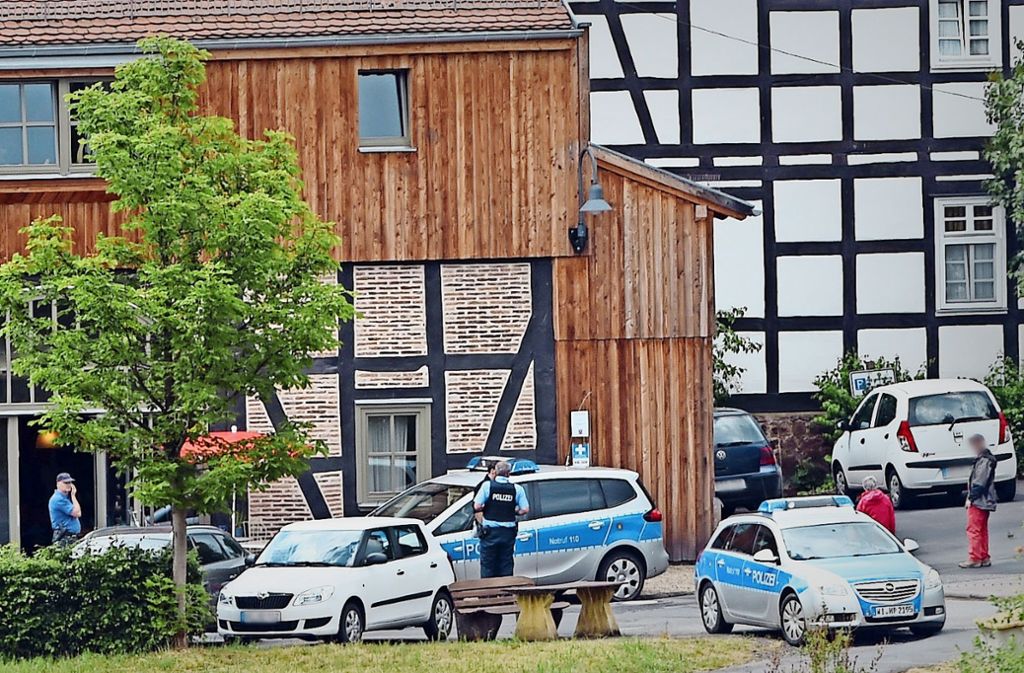 Polizeiautos stehen vor der Einrichtung, aus der Markus Würth im Jahr 2015 entführt wurde. Foto: dpa