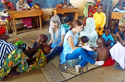 Zwei Freiwillige kümmern sich im Ubumwe Community Center in Gisenyi, einem Behindertenzentrum, um kleine Kinder. Links im Bild ist Julia Fiedler, die über Friends of Ruanda nach Gisenyi gekommen ist. Foto: privat