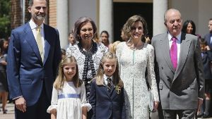 Spaniens Infatin Leonor (rechts) mit ihrer Schwester Sofía, ihren Eltern Felipe und Letizia und ihren Großeltern nach ihrer Kommunion. Foto: dpa