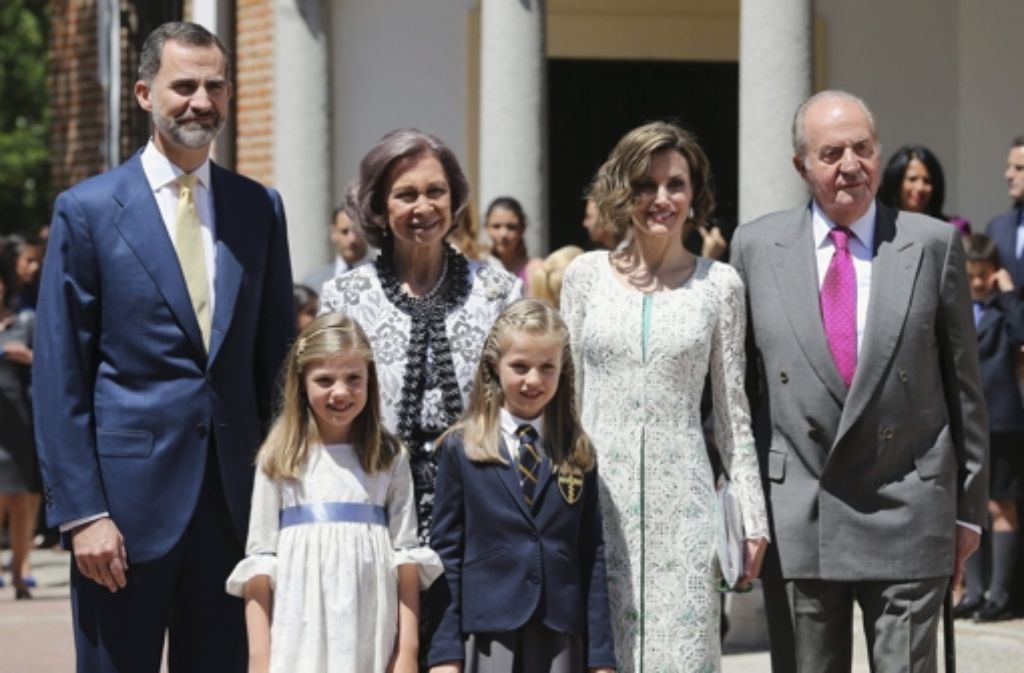 Spaniens Infatin Leonor (rechts) mit ihrer Schwester Sofía, ihren Eltern Felipe und Letizia und ihren Großeltern nach ihrer Kommunion. Foto: dpa