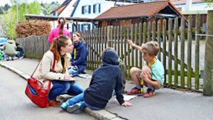 Die Stadtteilforscher waren in Kaltental unterwegs, um Ideen zu sammeln. Am Anna-Scheufele-Platz würden sich die Kinder Spielgeräte wünschen. Foto: Sandra Hintermayr